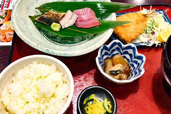 刺身、アジフライ、あら汁がつきます。