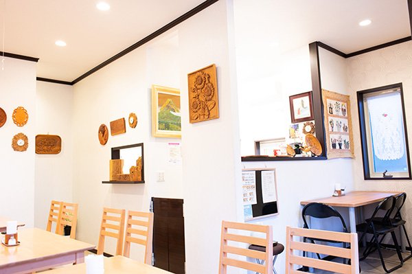 内装に木彫りの展示