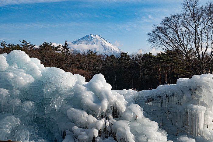 氷結する西湖