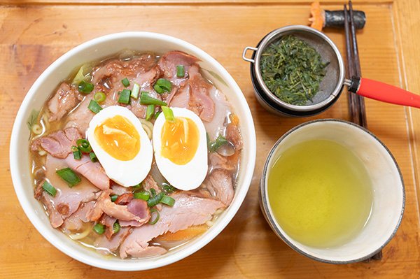 インスタントラーメンでチャーシューキャベツラーメンをつくる。