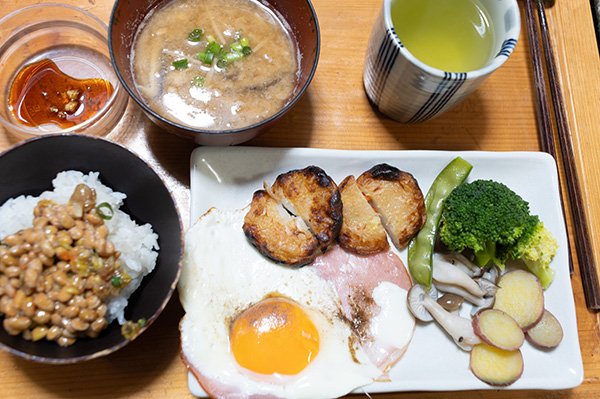 朝食は目玉焼き納豆定食