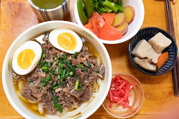 昨晩の牛肉を使い肉うどんをつくる