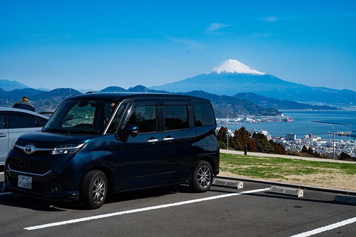 港の見える山頂近くの駐車場から