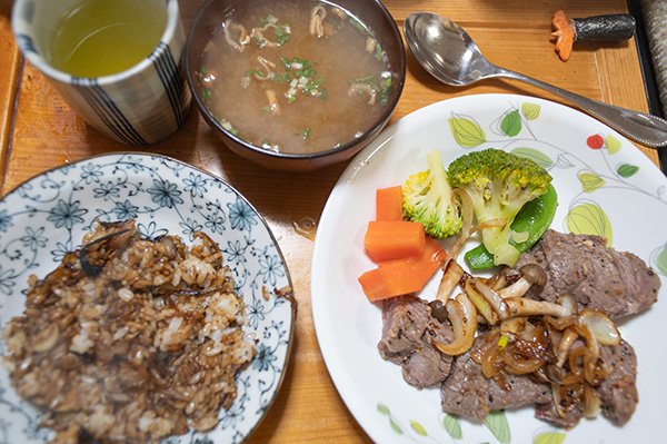 見切り品のステーキ肉でガーリックライス