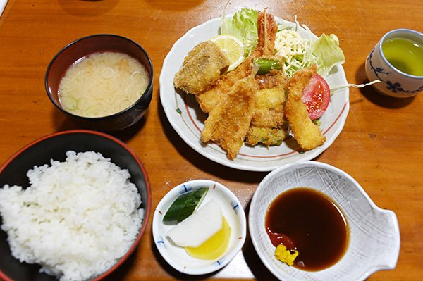 よって安定のミックスフライ定食