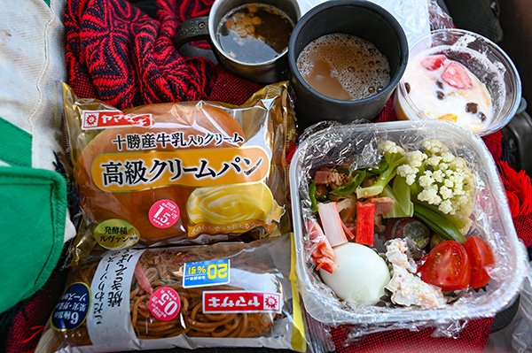 お弁当を用意してありました。アクセントは熱湯をポットで持ち歩いていること