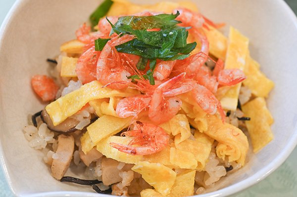 エビの歯ごたえと卵のほのかな甘さのちらし寿司です。