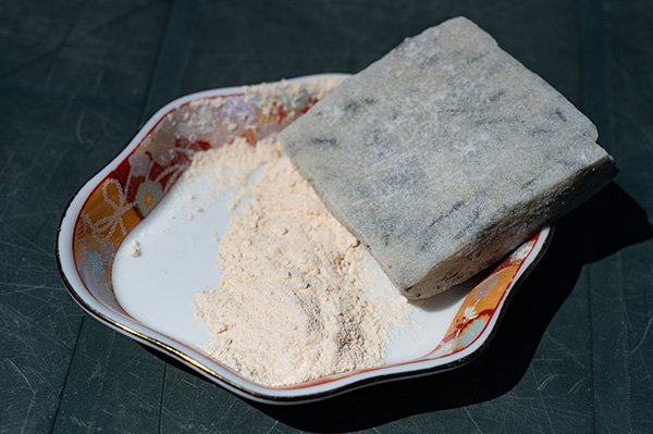 現地で頂く和三盆とヨモギ餅