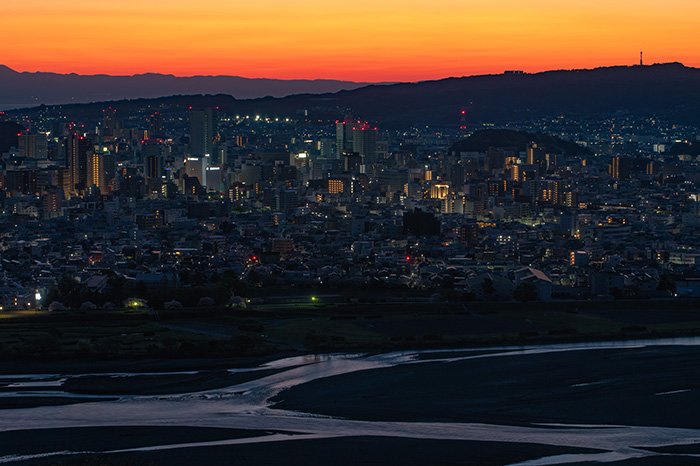 安倍川の流れと朝焼けの街