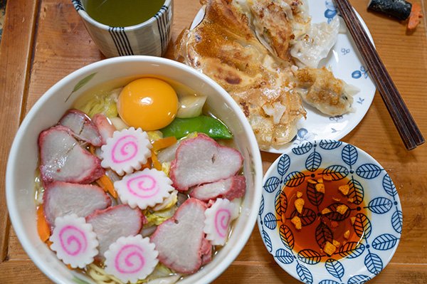 賞味期限の近いラーメンとあまった食材をつかったラーメン餃子定食