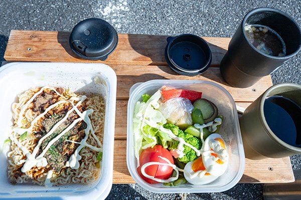 お湯をもってきていて、カップ焼きそばとスプレモコーヒーとスープ