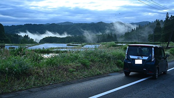 棚田を撮影しながら下山