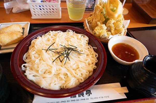 うどんは稲庭うどん風、1000円でこのボリューム