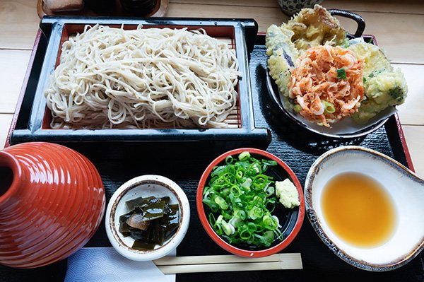 蕎麦大盛と天ぷらのセット1800円