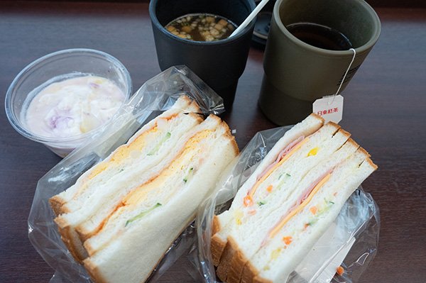 2種類両方のサンドイッチを食べ比べる