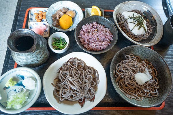 モネの池の撮影後、森の駅でそばを食べる