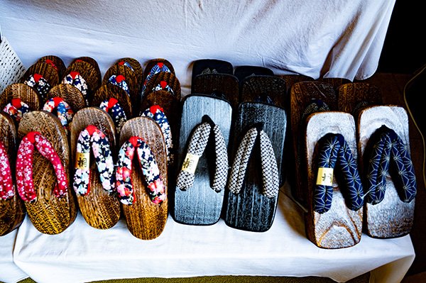 八幡町役場跡で下駄を販売していました