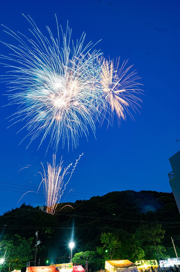 マジックブルーの空にオープニング花火