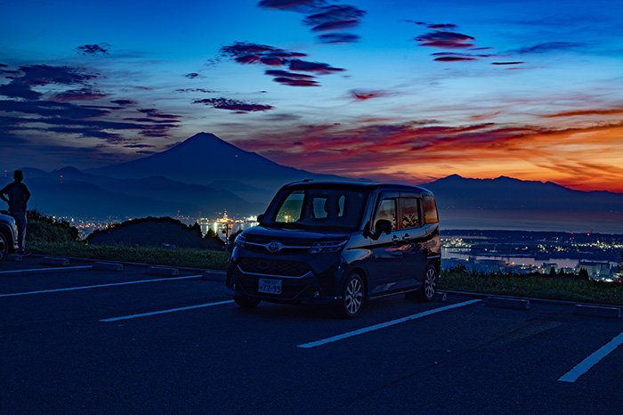 愛車も朝焼けに染まる
