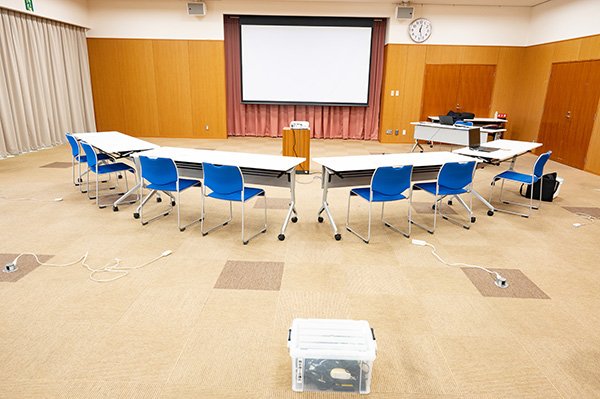 午前11時半、会議所に到着。1階の会場セッティングに入りました