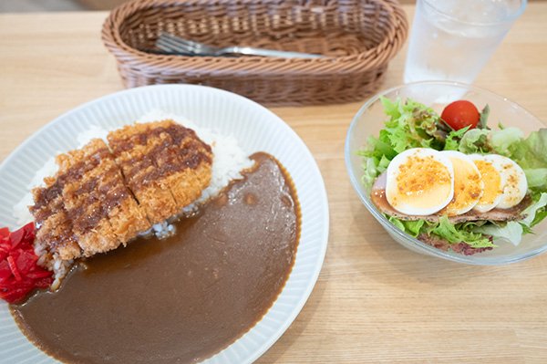 カツカレーとサラダで1000円。