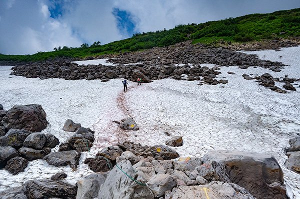 岩礁、雪渓、さらに急登
