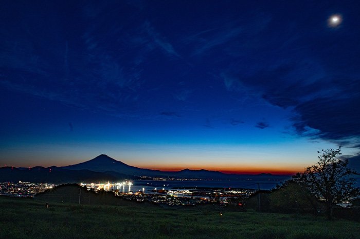 三日月中空に浮かぶ空