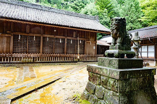 麻績神社境内