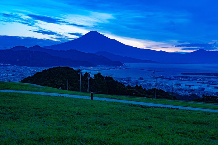 案の定、東の空に雲が多く焼けず