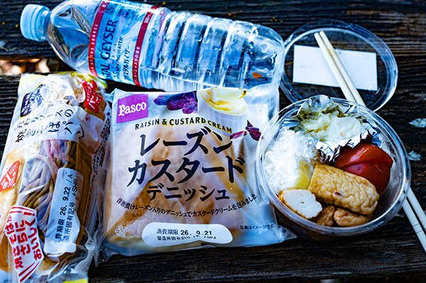 パンとサラダで朝食を
