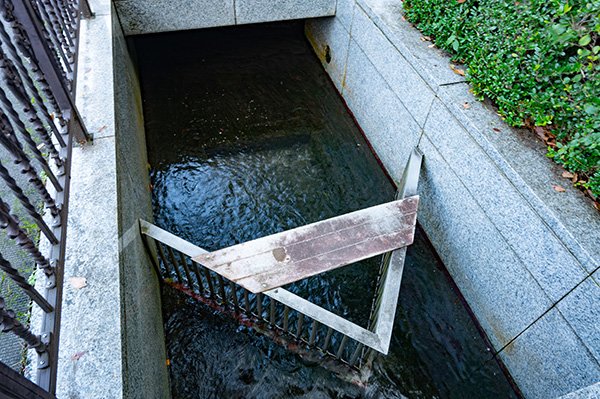 市役所脇を流れる用水
