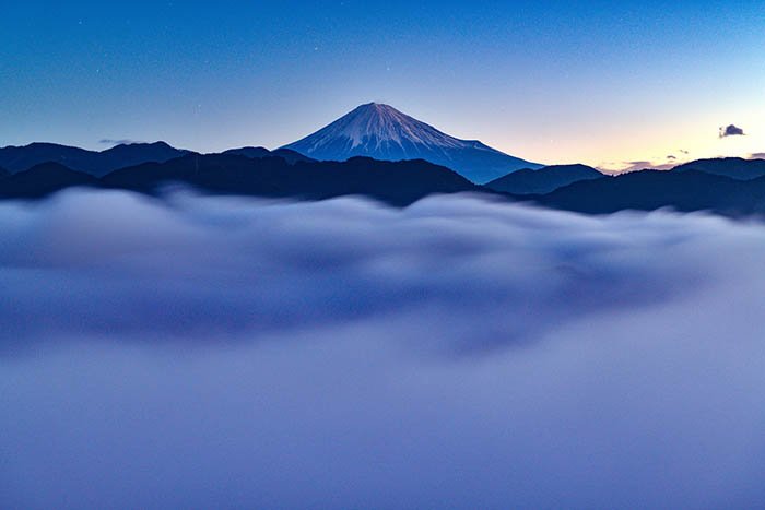 雲海流るる