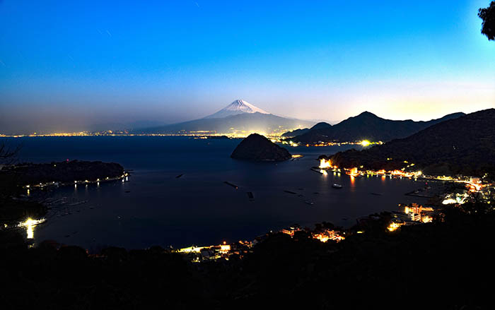 春霞のかなたの夜景と富士山