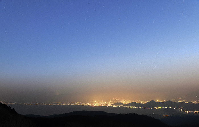 春霞の中の沼津夜景