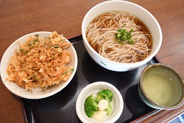 そば大盛りと桜海老かき揚げ丼ランチ