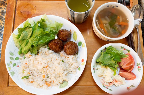 冷凍ピラフと自作のスープ