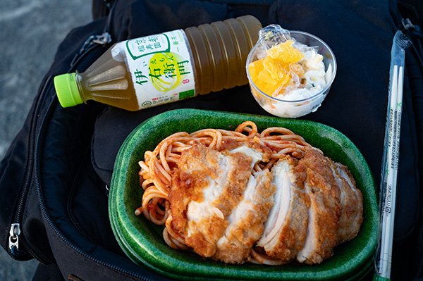 ブルーシートでお弁当を食べる