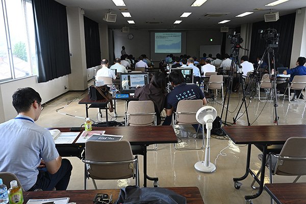 会場は満席、オンラインを含めて60人以上いらっしゃいます