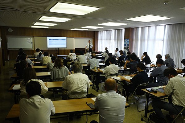 会場は満席でした
