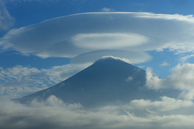 巨大傘雲と富士山