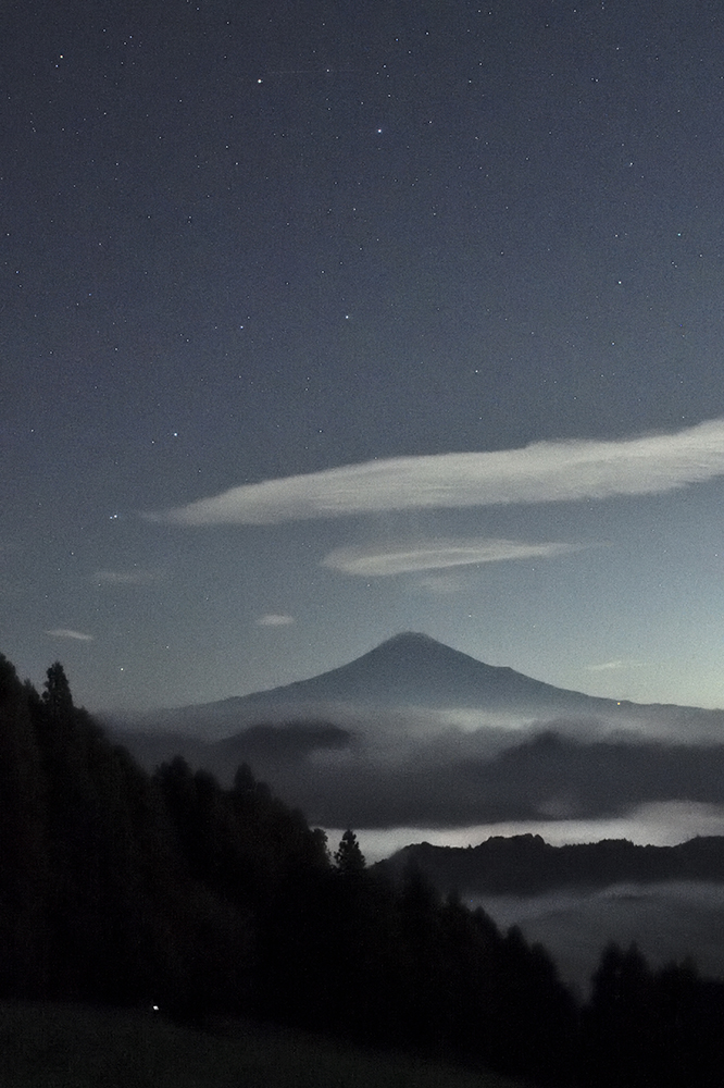 北斗七星が浮かぶ秋空