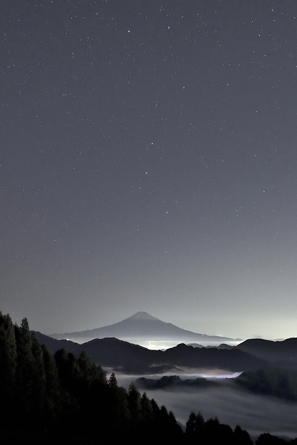 北斗七星立ち上がる空