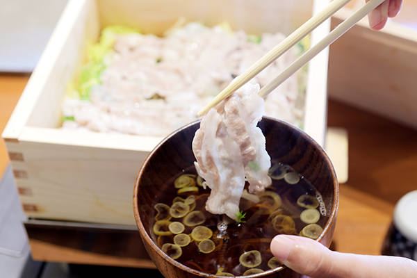 豚の蒸し焼きの写真撮影