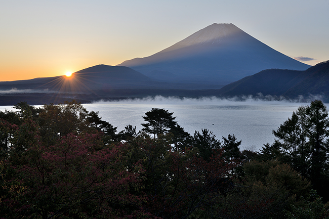 本栖湖の日の出とケアラシ