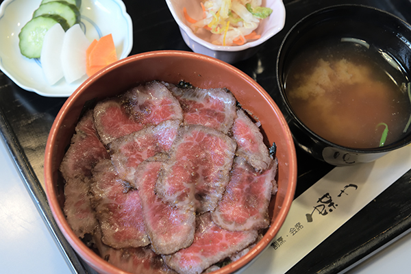 私は牛肉叩き丼