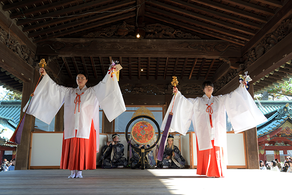 静岡浅間神社の巫女、早神楽