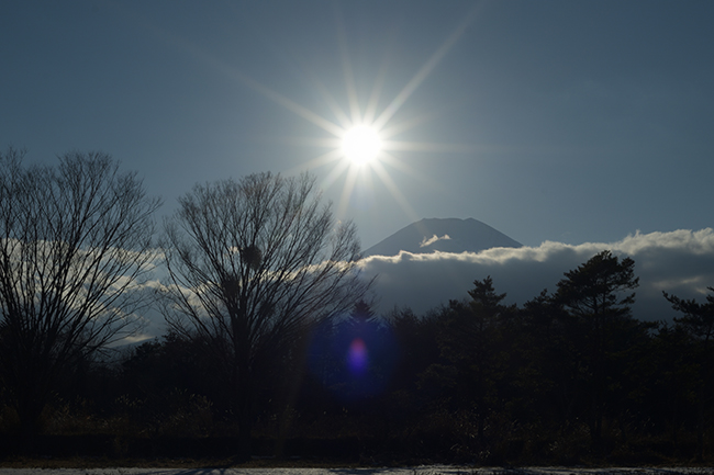 雲とび富士山現れる