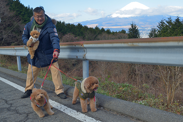 愛犬と一緒に富士山撮影する人