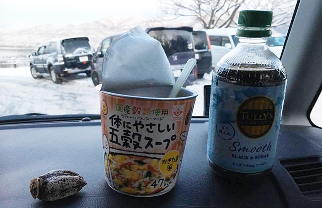 車中で雑穀スープを食す