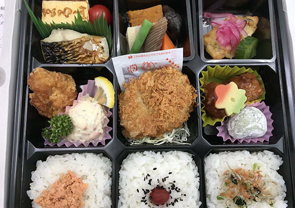 お客さんがだしてくださったお弁当